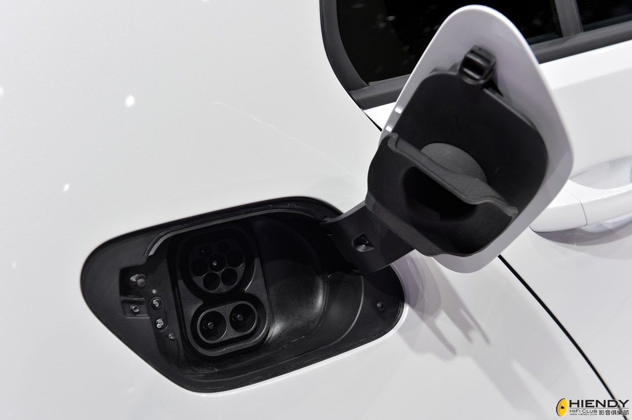 2015_VW_e-Golf_05.jpg