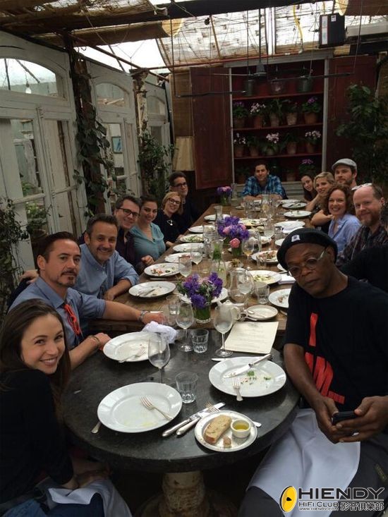 avengers-age-of-ultron-cast-and-crew-eating.jpg
