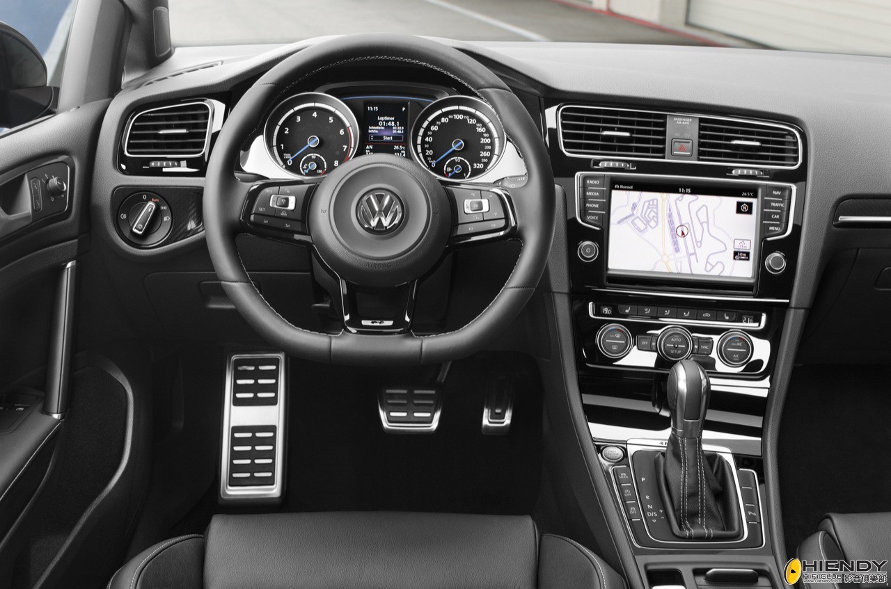 2014_Volkswagen_Golf_R_02.jpg