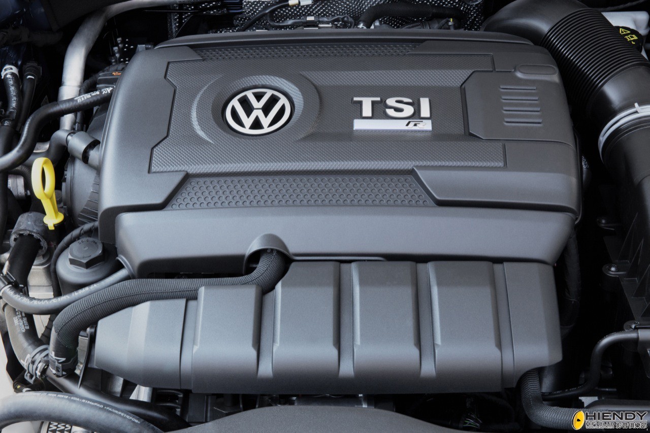 2014_Volkswagen_Golf_R_04.jpg