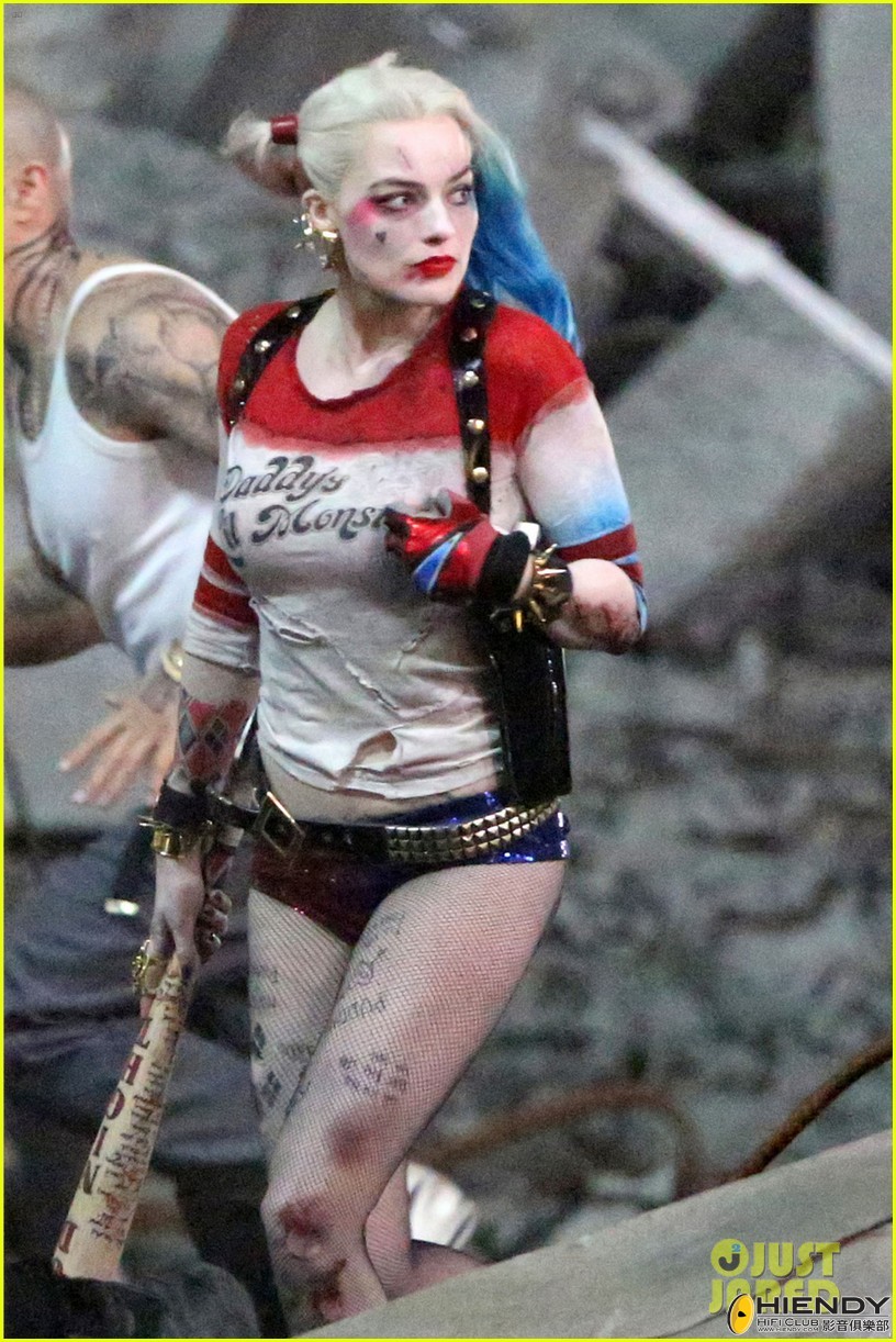 jared-leto-fights-kisses-margot-robbie-in-suicide-squad-01.jpg