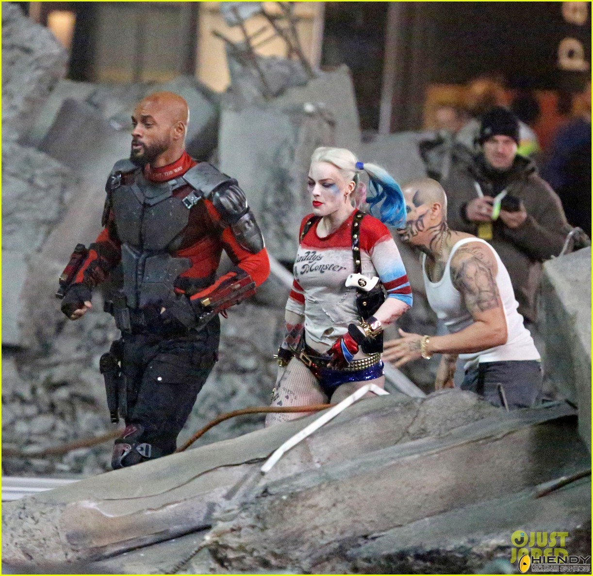 jared-leto-fights-kisses-margot-robbie-in-suicide-squad-06.jpg