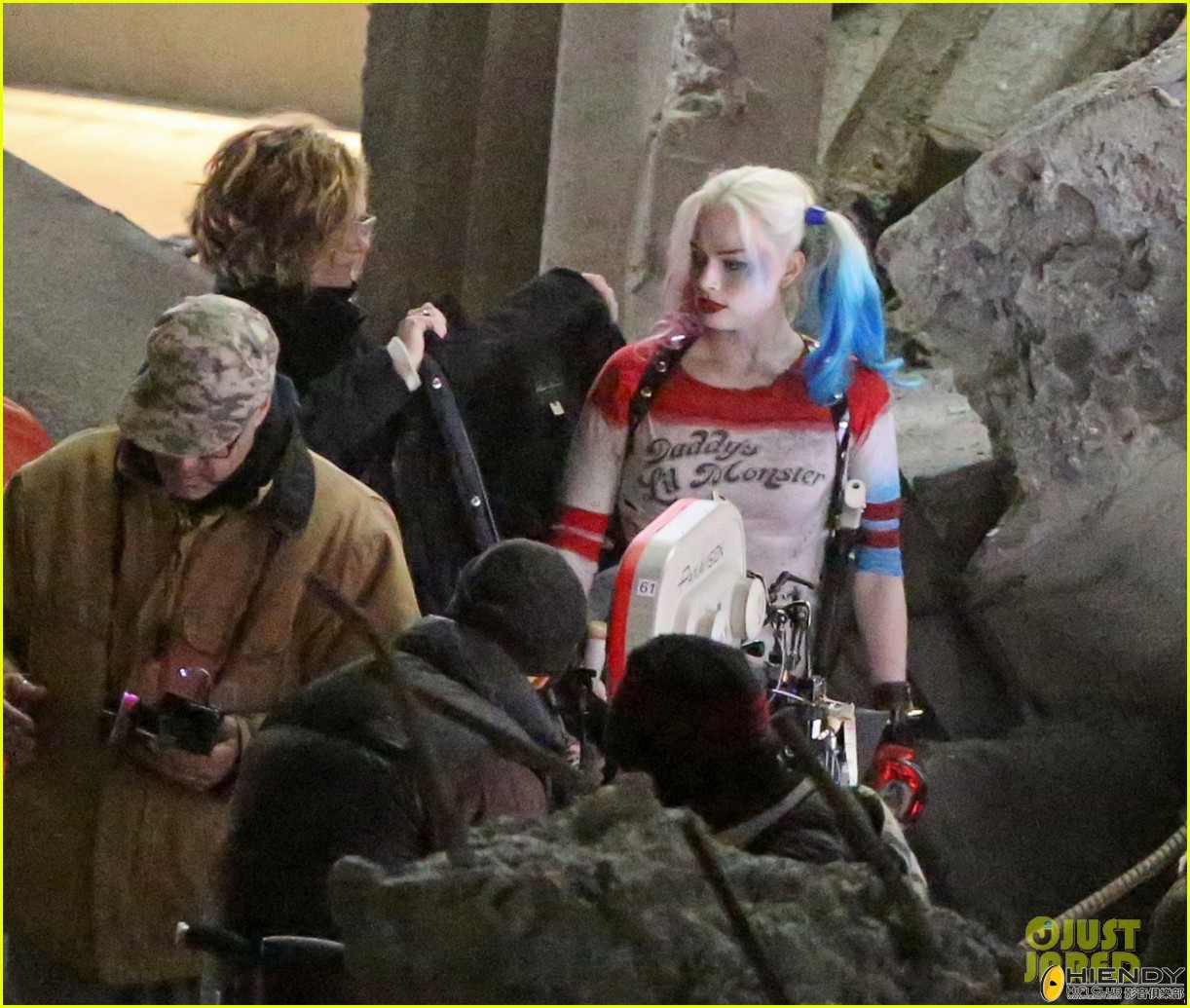jared-leto-fights-kisses-margot-robbie-in-suicide-squad-07.jpg