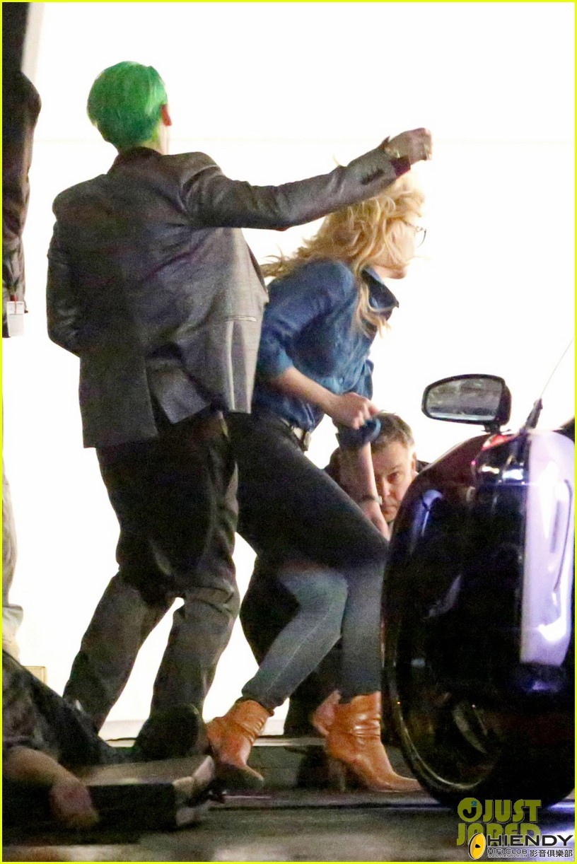 jared-leto-fights-kisses-margot-robbie-in-suicide-squad-03.jpg