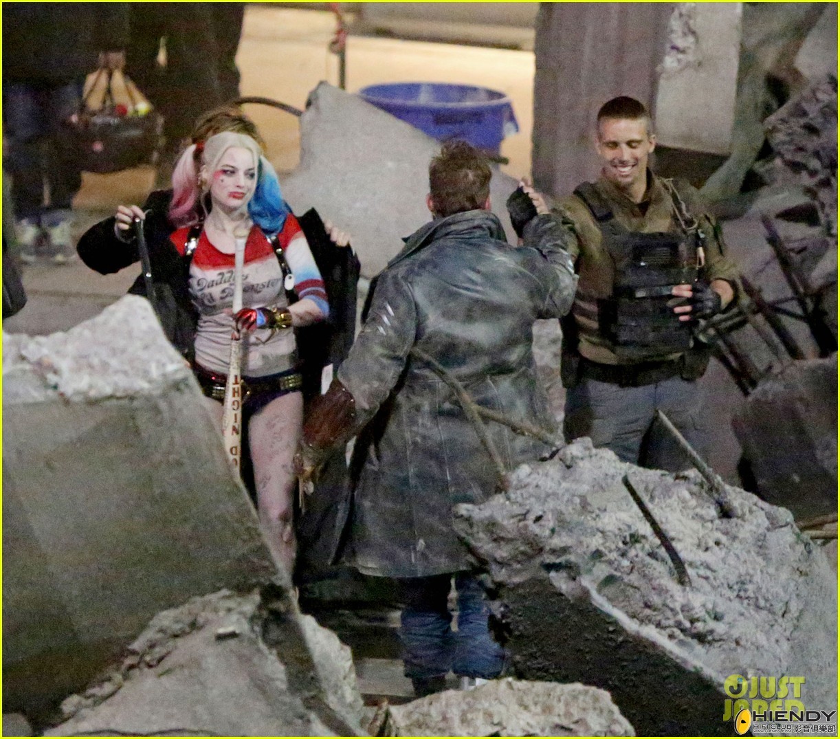 jared-leto-fights-kisses-margot-robbie-in-suicide-squad-08.jpg