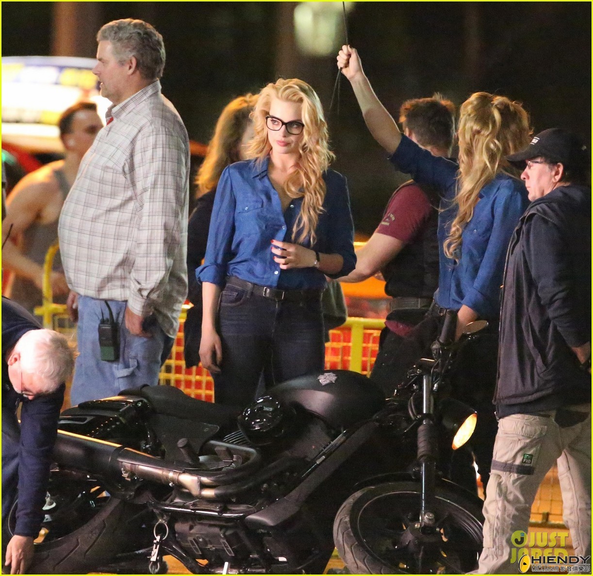 margot-robbie-does-her-own-intense-suicide-squad-stunts-01.jpg