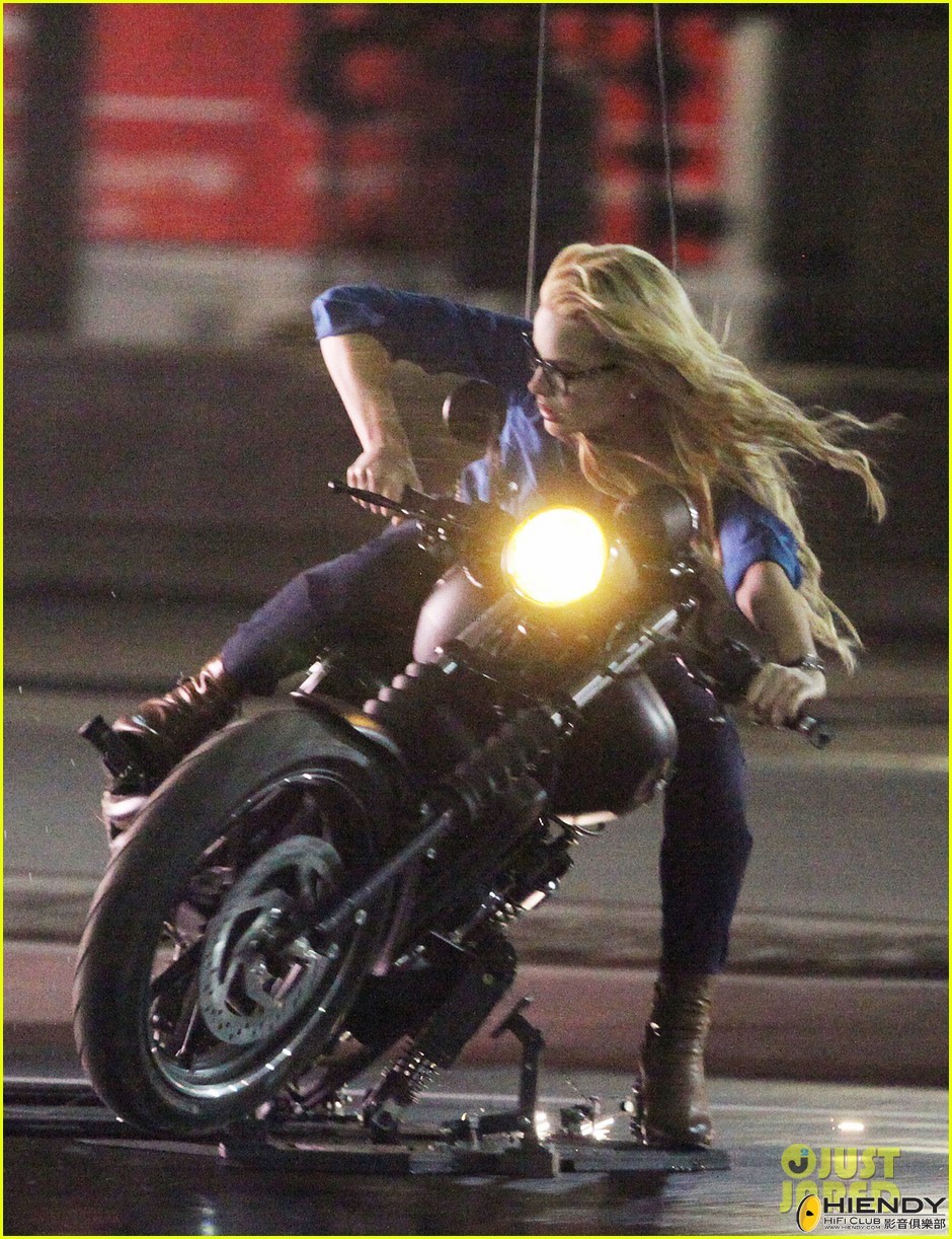 margot-robbie-does-her-own-intense-suicide-squad-stunts-14.jpg
