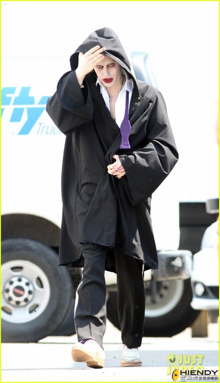4619142-jared-leto-sports-full-joker-makup-but-hides-costume-01.jpg