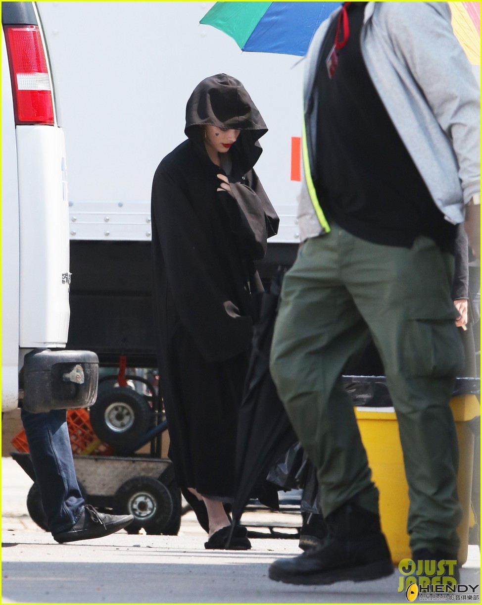 jared-leto-sports-full-joker-makup-but-hides-costume-02.jpg