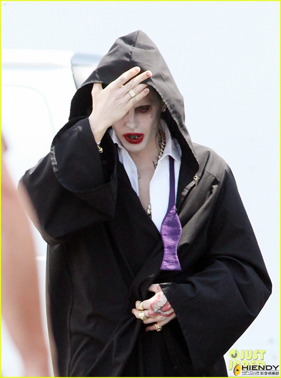 jared-leto-sports-full-joker-makup-but-hides-costume-03.jpg
