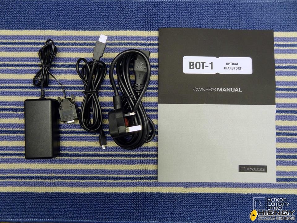 開箱後的附件，包括一本精美說明書、一條電源線、外置火牛、一條連接用的USB線 ...