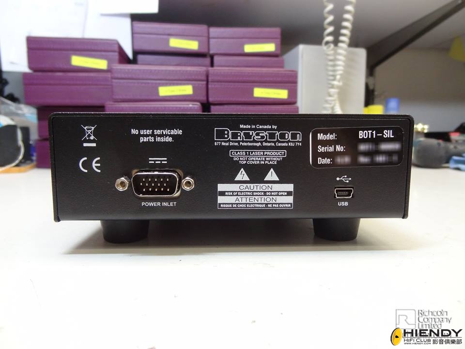 機背有 POWER INLET 接口和USB插口