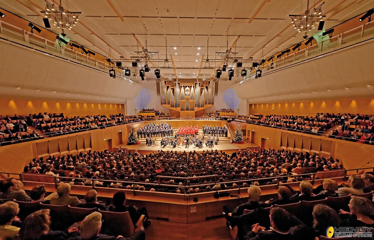 Performance at Gross Saal.jpg