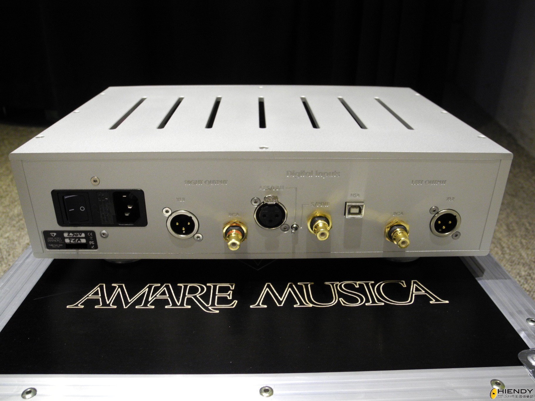 輸入提供 : USB, AES & COAXIAL 輸出提供 : RCA & XLR