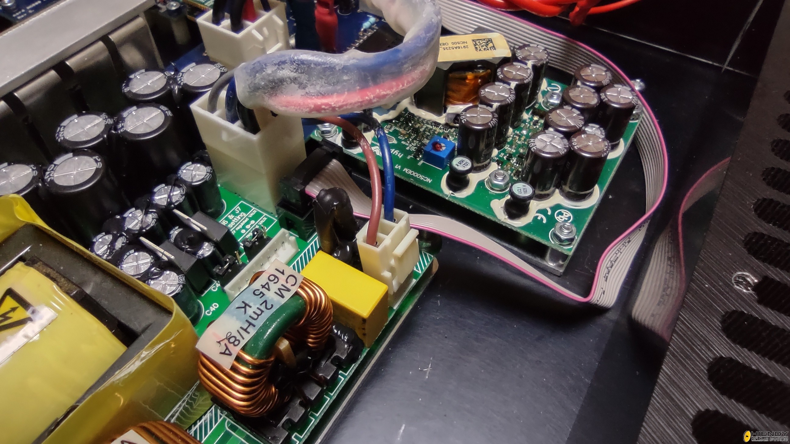 乜接位都用線耳，呢個位係機內電源線入 power board 個接口。