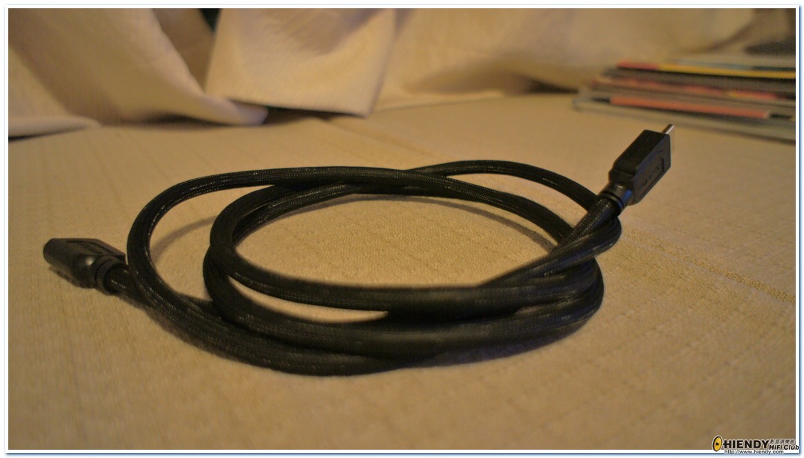 1) OLEVIA 跟雞蛋盒雞線