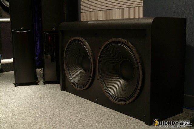Procella的雙十八吋低音箱，使用icepower，又快又勁！可惜價錢....同體積....