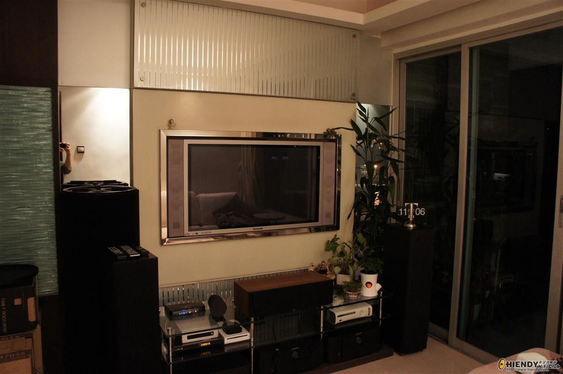 放AMP既地方, 打算喇叭線沿 TV PANEL 邊上假天花 (要鑽穿假天花)