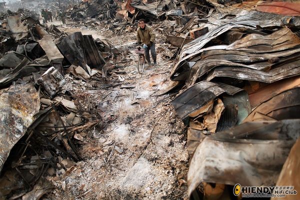 japan-earthquake-tsunami-nuclear-unforgettable-pictures-bicycle_33273_600x450.jpg