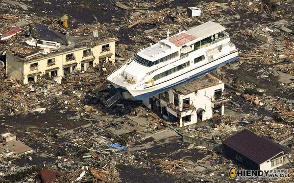 japan-earthquake-tsunami-nuclear-unforgettable-pictures-ship_33287_600x450.jpg