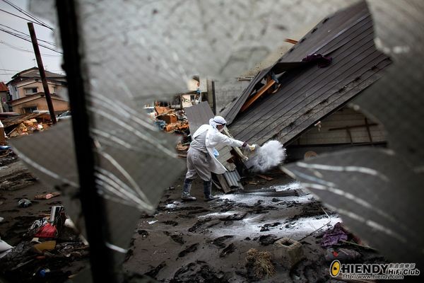japan-earthquake-tsunami-nuclear-unforgettable-pictures-disinfectant_33279_600x450.jpg