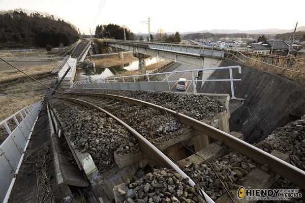 japan-earthquake-tsunami-nuclear-unforgettable-pictures-railroad_33286_600x450.jpg