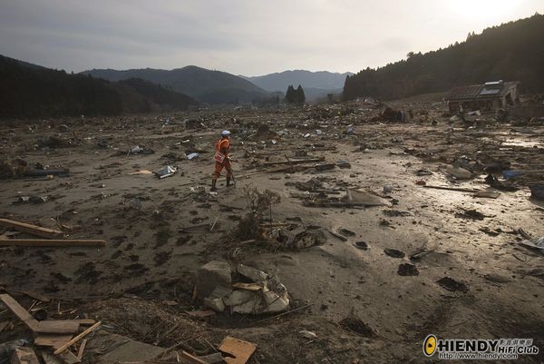 japan-earthquake-tsunami-nuclear-unforgettable-pictures-mud-plain_33283_600x450.jpg