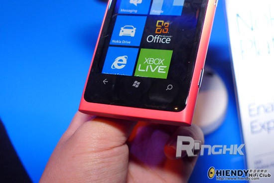 20111026_nokiaworld_lumia800_03.jpg